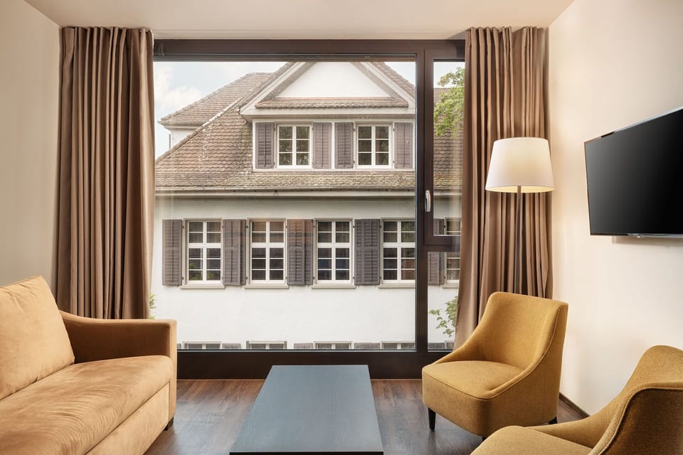 Junior Suite | In-room safe, desk, blackout drapes, soundproofing