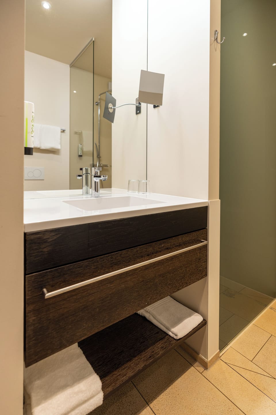 Shower, rainfall showerhead, free toiletries, hair dryer