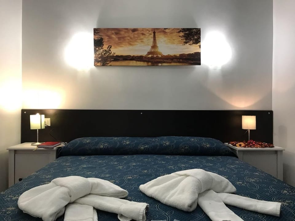 Economy Double or Twin Room, Shared Bathroom | Frette Italian sheets, premium bedding, in-room safe