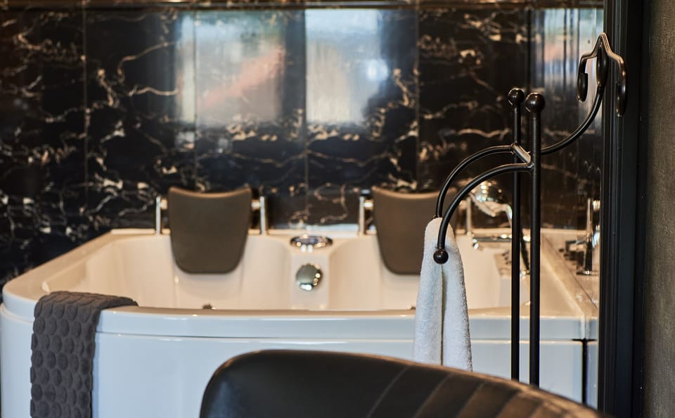Deluxe Double Room | Bathroom | Shower, free toiletries, hair dryer, slippers