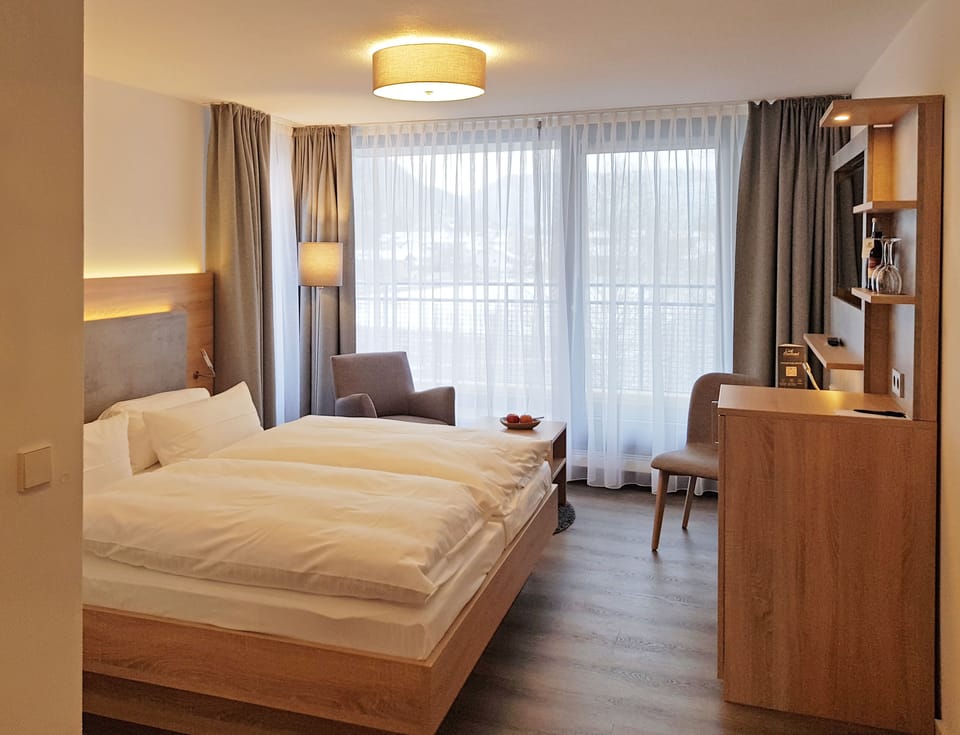 Comfort-room, balcony (small) | Hypo-allergenic bedding, desk, laptop workspace, blackout drapes