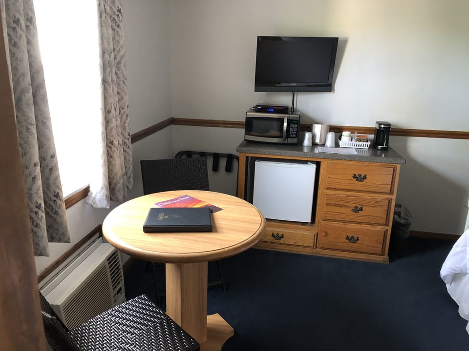 Room (The Retreat) | Blackout drapes, iron/ironing board, WiFi (free), bed sheets