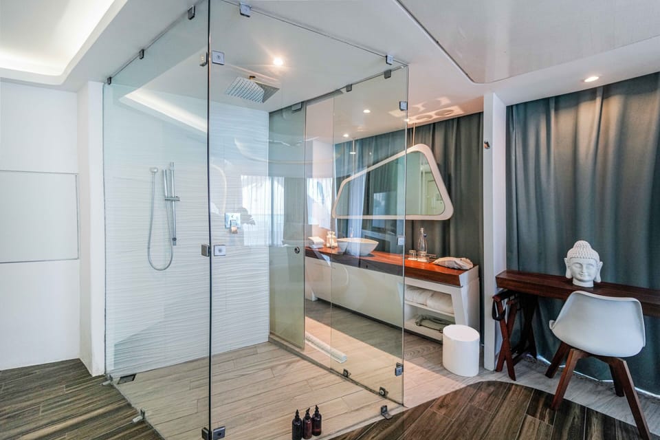 Sunrise Suite | Bathroom | Free toiletries, hair dryer, towels, soap