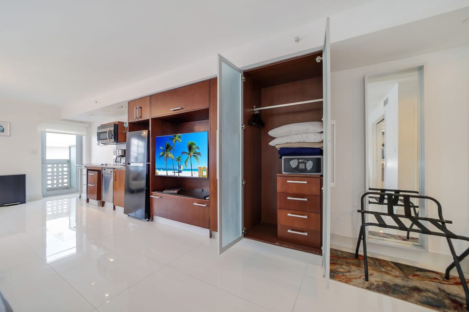 Strand Ocean Drive Suites Apartment hotel in Flamingo Lummus