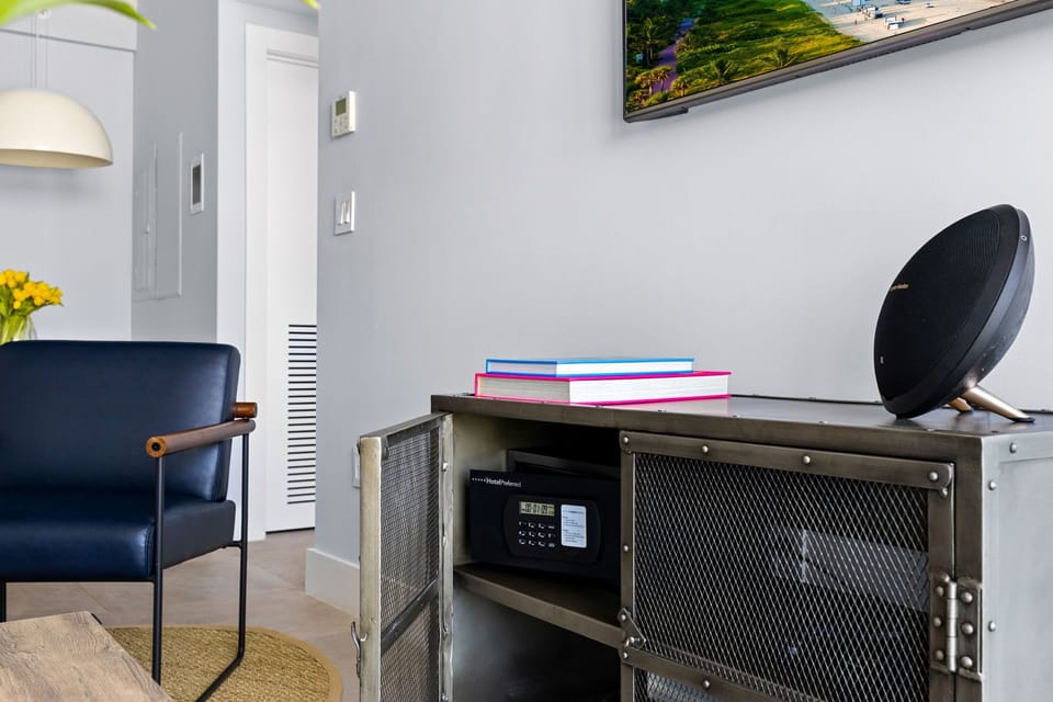 Signature King, One Bedroom Suite | Safe