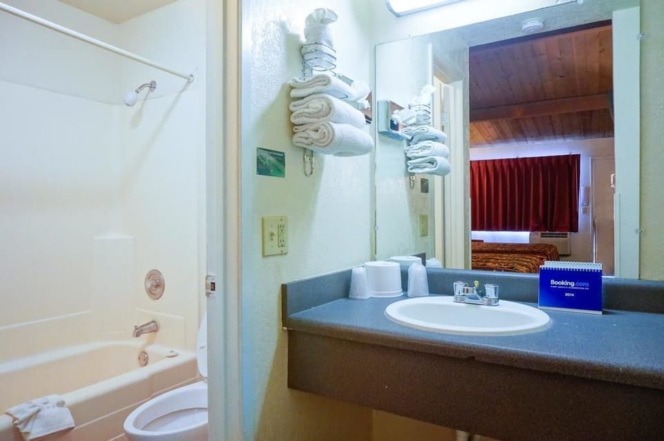 Combined shower/tub, free toiletries, towels