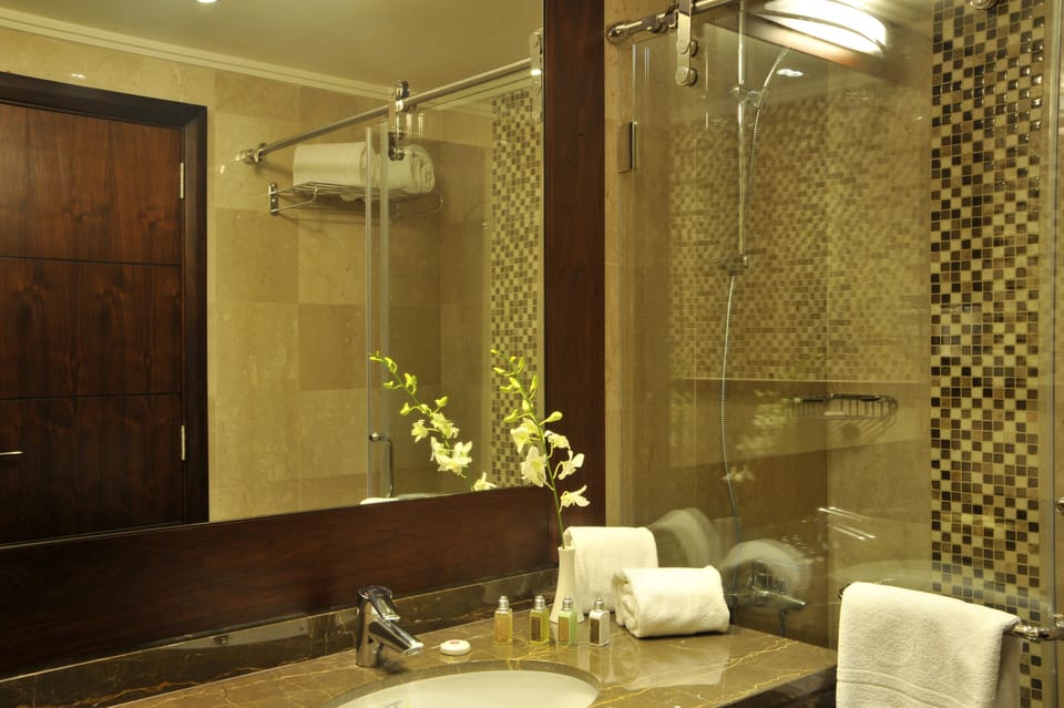 Standard Twin Room | Bathroom | Deep soaking tub, free toiletries, hair dryer, bathrobes
