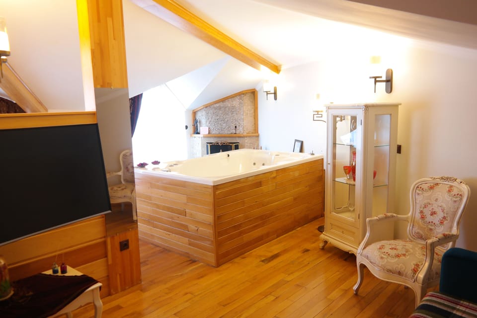Premium Suite | Premium bedding, free minibar items, in-room safe, desk