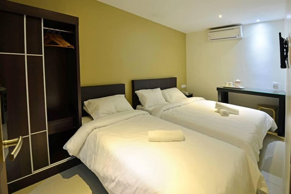 Triple Room | Desk, soundproofing, iron/ironing board (on request), WiFi (free)