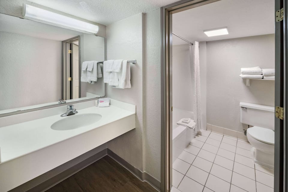 Combined shower/tub, free toiletries, hair dryer, towels