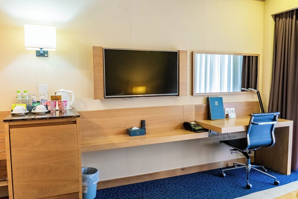 Deluxe Double with Window | Minibar, in-room safe, desk, blackout drapes