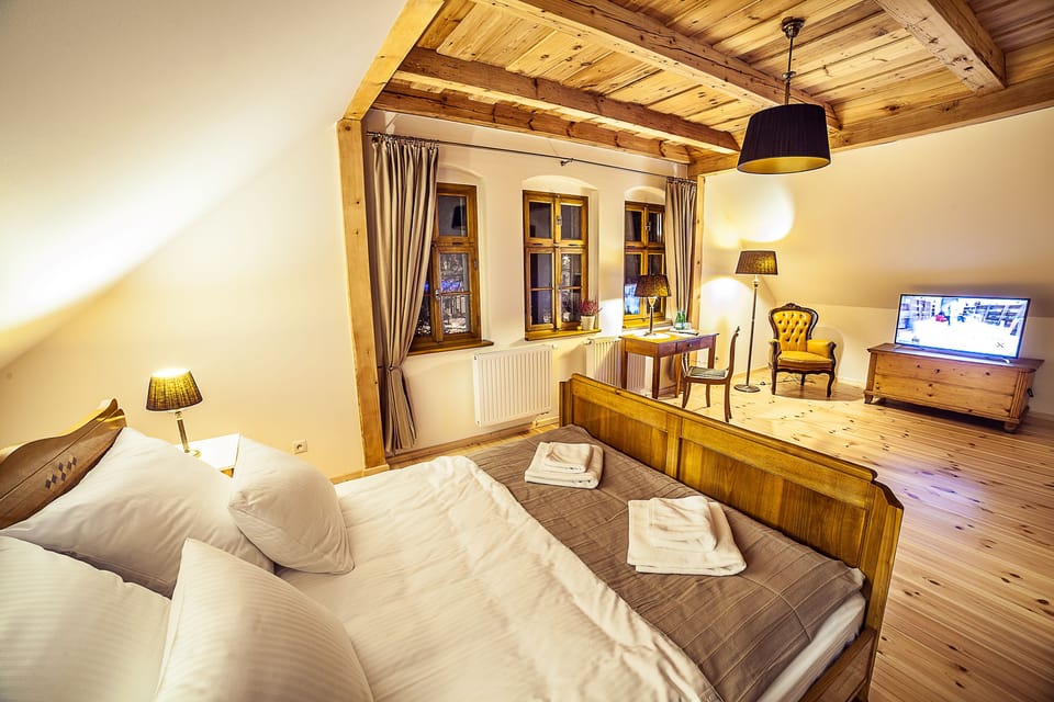 Deluxe Double Room, 1 Bedroom | Pillowtop beds, desk, free WiFi