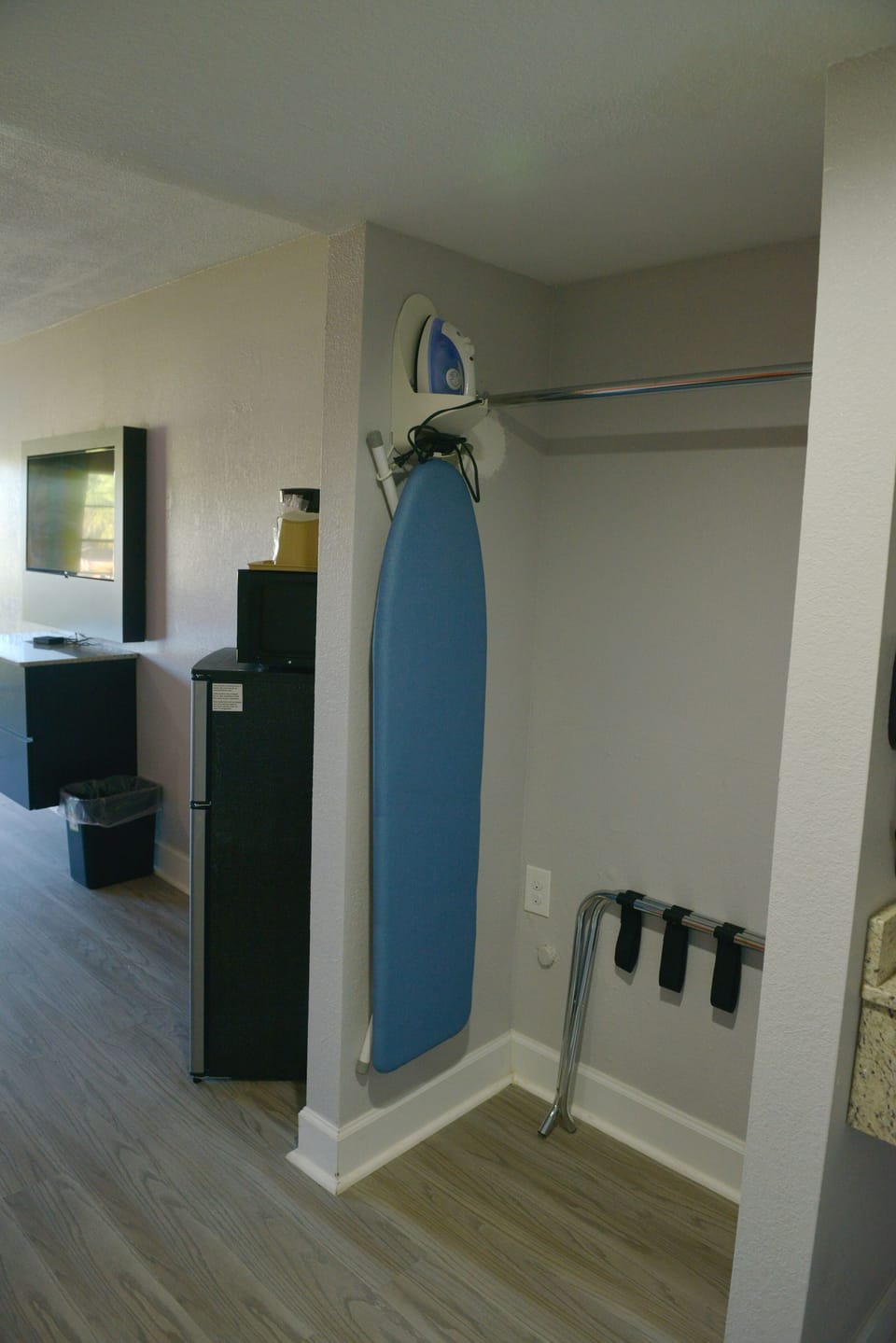 Room, 1 King Bed, Accessible, Non Smoking | Iron/ironing board