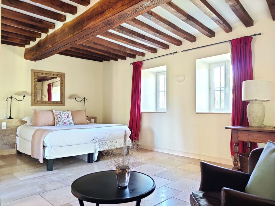 Vineyard Suite | Minibar, in-room safe, soundproofing, iron/ironing board