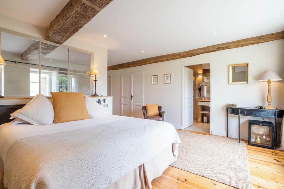 Vineyard Suite | Minibar, in-room safe, soundproofing, iron/ironing board