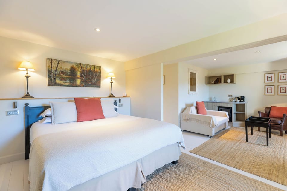 Vineyard Suite | Minibar, in-room safe, soundproofing, iron/ironing board