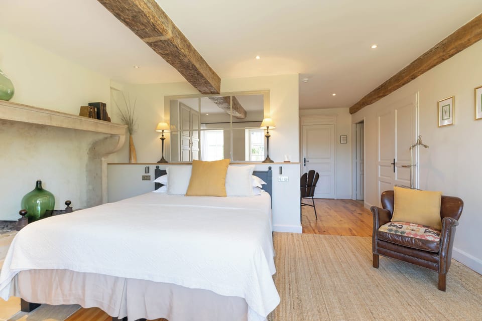 Vineyard Suite | Minibar, in-room safe, soundproofing, iron/ironing board