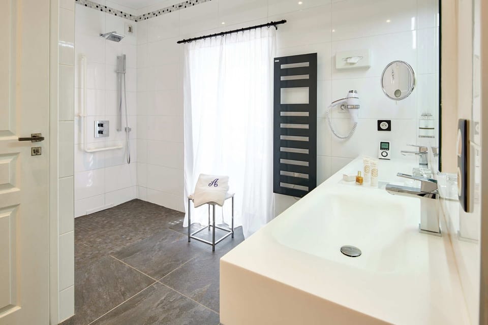Double Room | Bathroom | Free toiletries, hair dryer, towels
