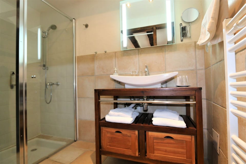 Double Room AMBIANCE | Bathroom | Free toiletries, hair dryer, towels, soap