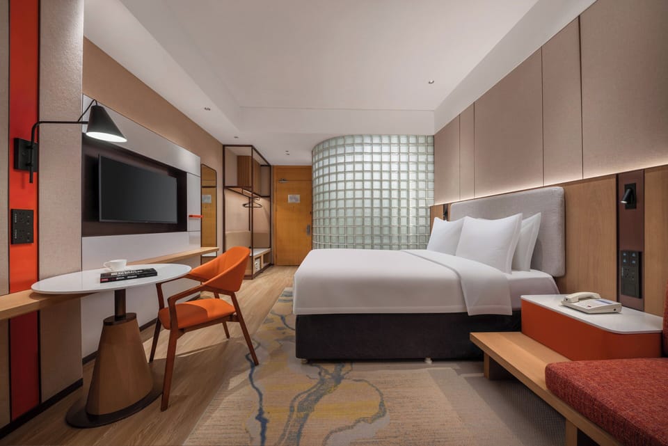 1 Queen Standard Extra Floor Space | In-room safe, desk, blackout drapes, soundproofing