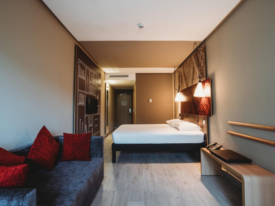 Junior Suite, 1 Double Bed | Desk, soundproofing, iron/ironing board, free WiFi