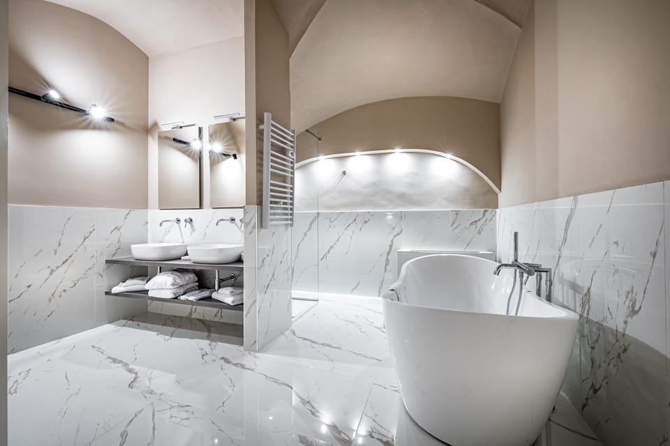 Deluxe Suite (Jacuzzi) | Bathroom | Hair dryer, bidet, towels, soap