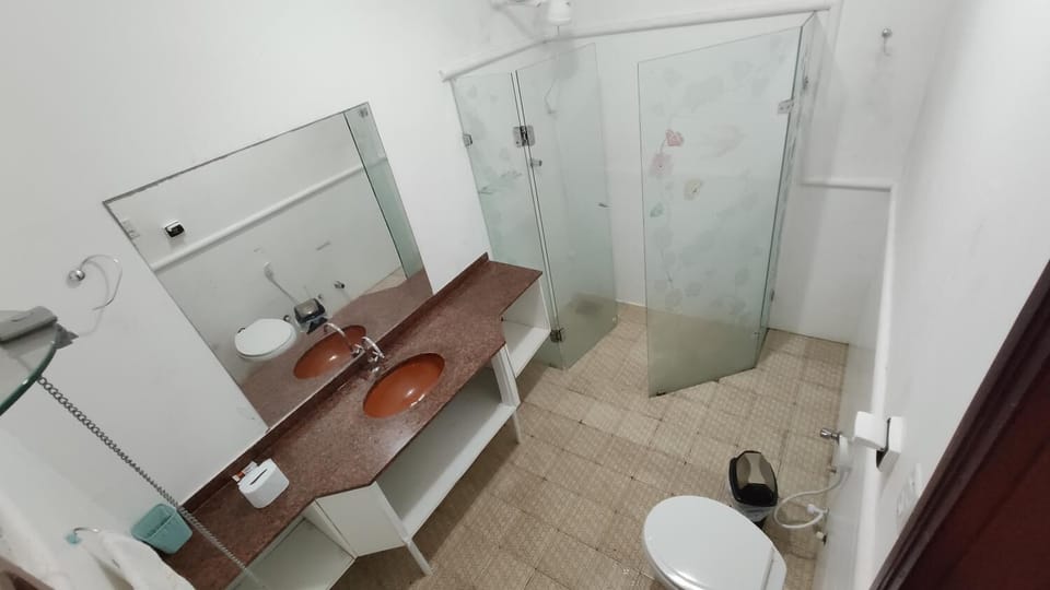 Shower, free toiletries, towels