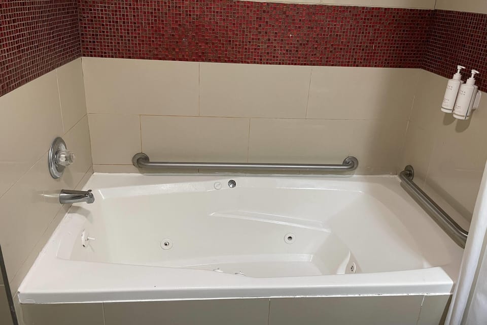 Combined shower/tub, deep soaking tub, free toiletries, hair dryer