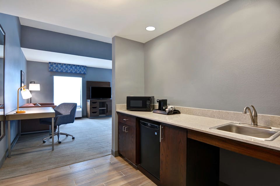 1 King Mobility Access RI Shower W/Sofabed NonSmoking | Minibar