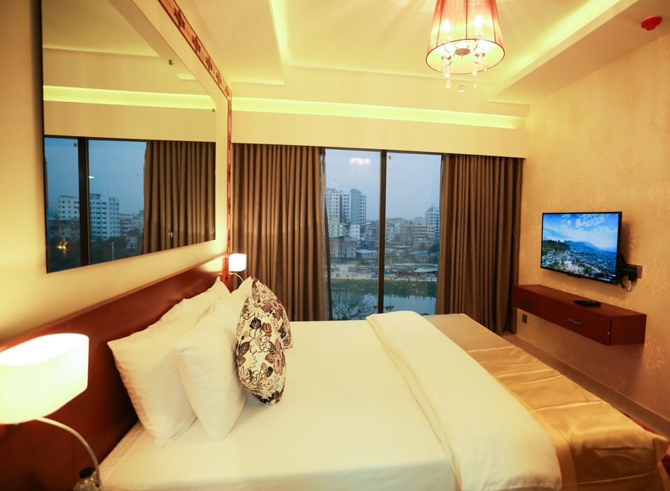 Deluxe Room, Lake View | 1 bedroom, minibar, in-room safe, desk
