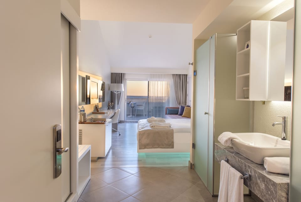 Deluxe Superior Sea View | Minibar, in-room safe, desk, free WiFi