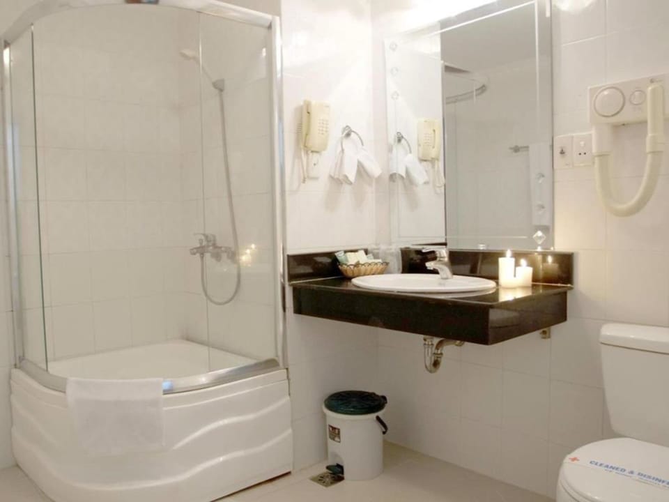 Deluxe Apartment | Bathroom | Shower, free toiletries, hair dryer, slippers