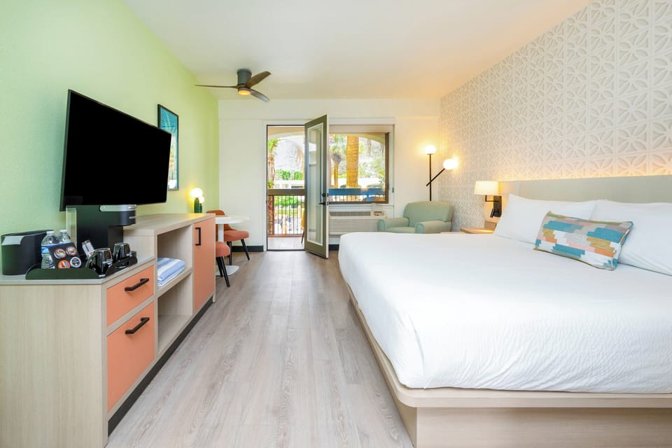 Premium bedding, in-room safe, iron/ironing board