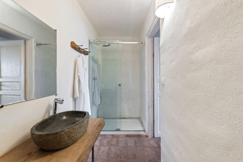 Family Suite | Bathroom | Shower, free toiletries, bathrobes, towels