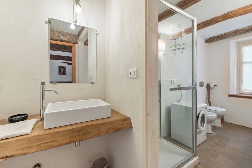 Design Duplex | Bathroom | Shower, free toiletries, bathrobes, towels