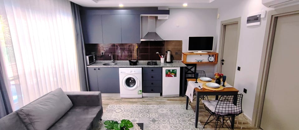 Lux Suite, 1 One Bedroom Apartment | Premium bedding, in-room safe, individually furnished, desk