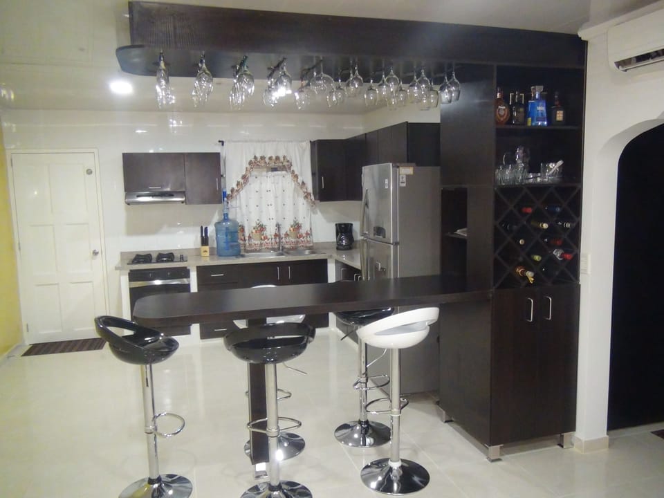 House, 2 Bedrooms | Private kitchen | Fridge, microwave, oven, stovetop
