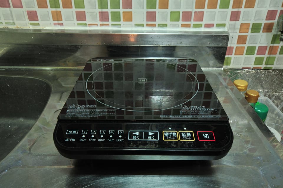 Basic House, 3 Bedrooms, Non Smoking, City View | Private kitchen | Fridge, microwave, oven, stovetop