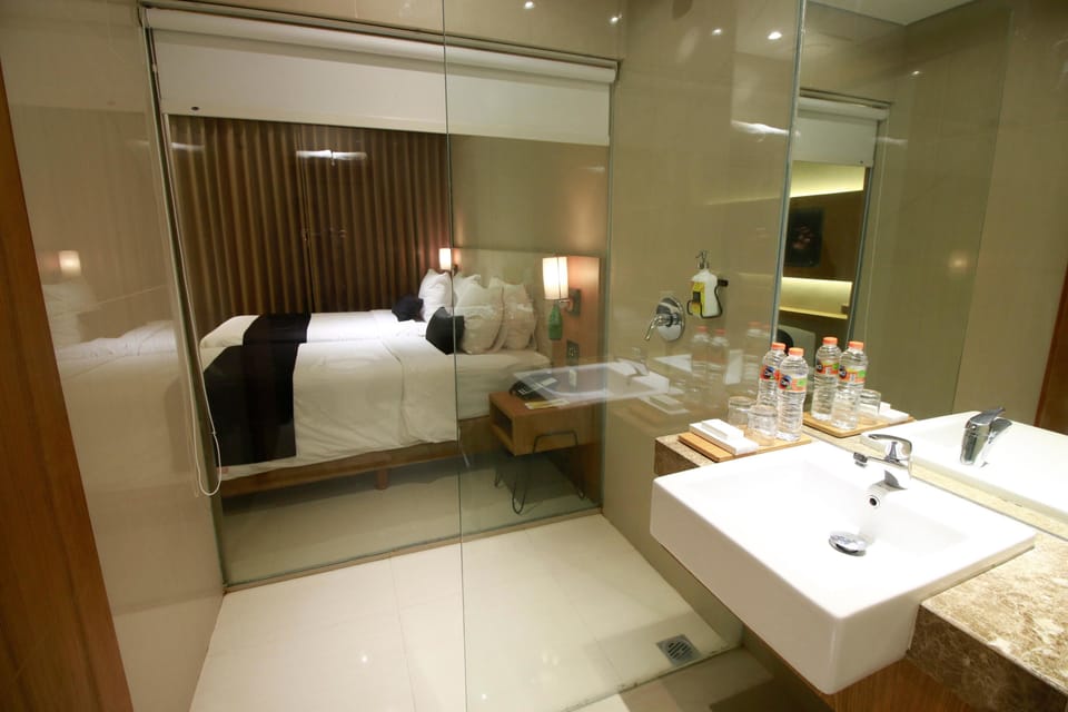 Simple Star | Bathroom | Shower, free toiletries, slippers, towels