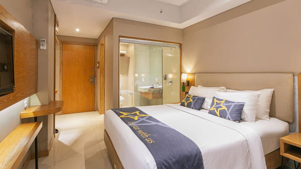 Simple Star | Desk, soundproofing, iron/ironing board, free WiFi