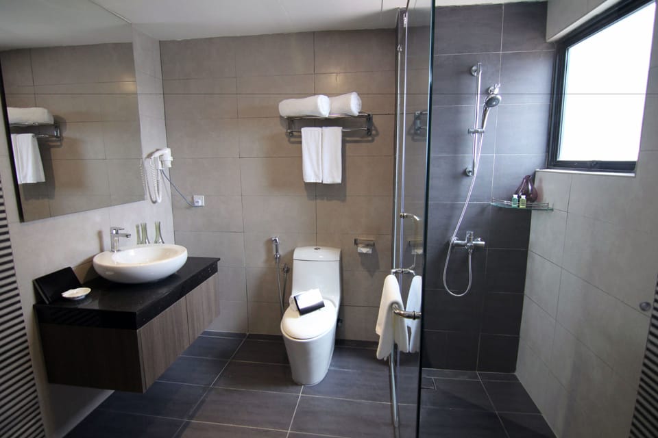 Junior Suite | Bathroom | Combined shower/tub, free toiletries, hair dryer, bathrobes