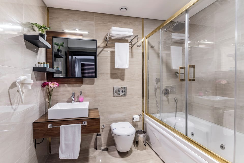 Junior Suite | Bathroom | Free toiletries, hair dryer, slippers