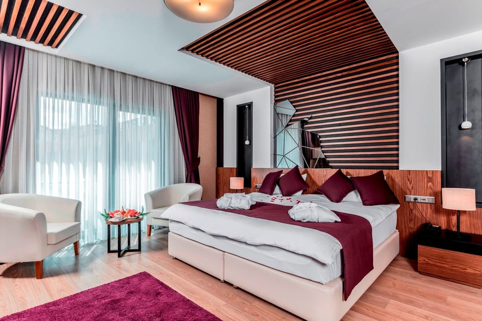 Deluxe Suite | Minibar, laptop workspace, iron/ironing board, free WiFi