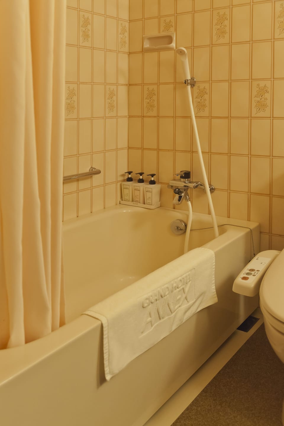 Executive Deluxe Twin Room | Bathroom | Combined shower/tub, free toiletries, hair dryer, slippers
