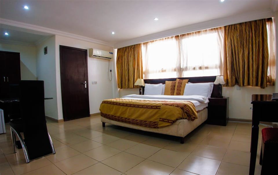 Executive Room | Premium bedding, in-room safe, desk, laptop workspace