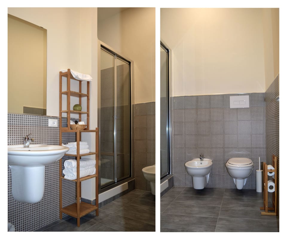 Triple Room, Ensuite | Bathroom | Shower, free toiletries, hair dryer, bathrobes