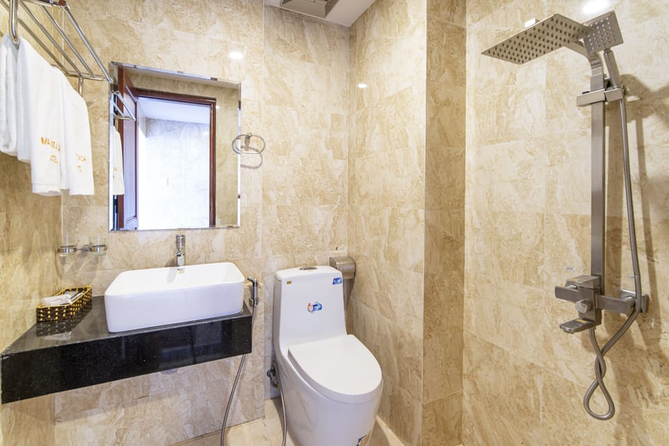 Shower, rainfall showerhead, free toiletries, hair dryer