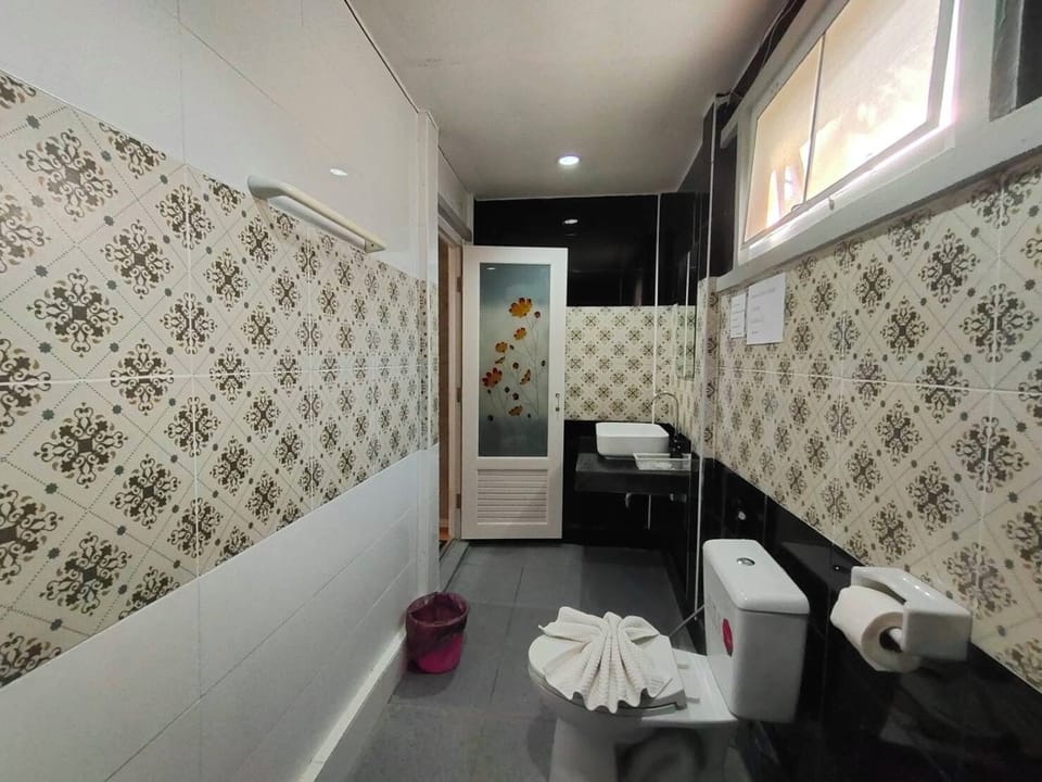 Superior Room | Bathroom | Shower, towels, soap, shampoo