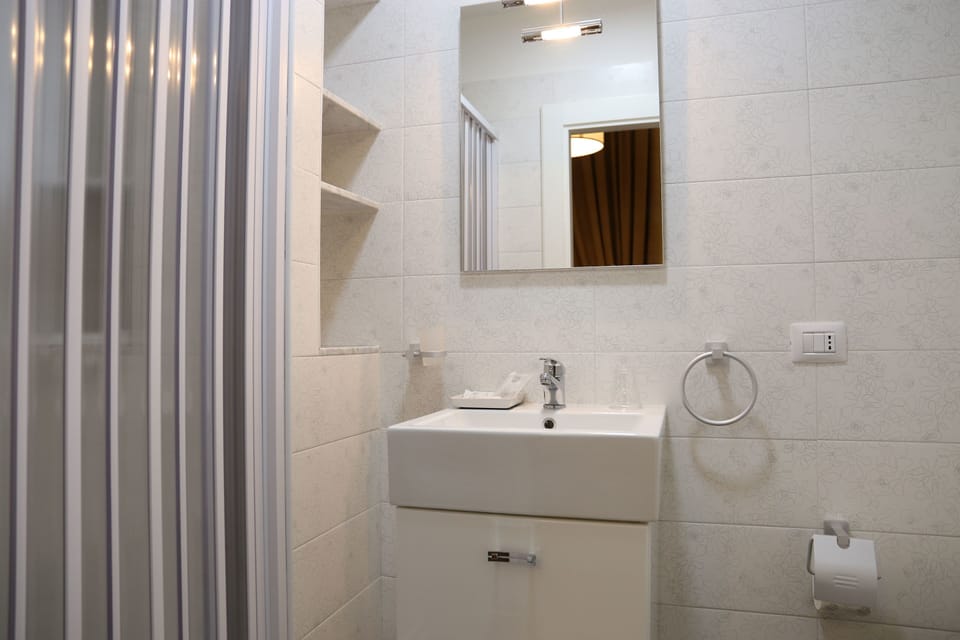 Deluxe Double Room | Bathroom | Shower, rainfall showerhead, free toiletries, hair dryer