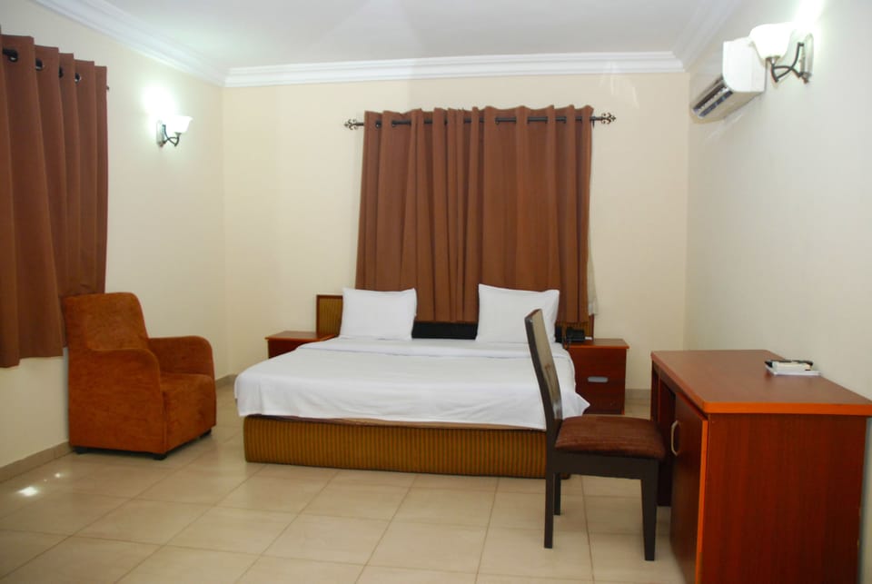Premium bedding, in-room safe, desk, laptop workspace